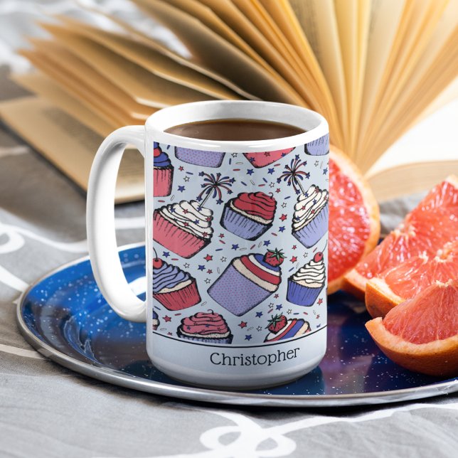 Mug Patriotique Bleu Juillet 4 Coupettes Personnalisé (Fun Custom Name Red White & Blue July 4th Cupcakes with Festive Toppers, Strawberries & Cherries. )