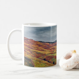 Mug paysage de collines et de montagnes stériles et co