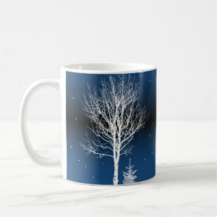 Mug Paysage nocturne d'hiver. Maison cosy, divers arbr