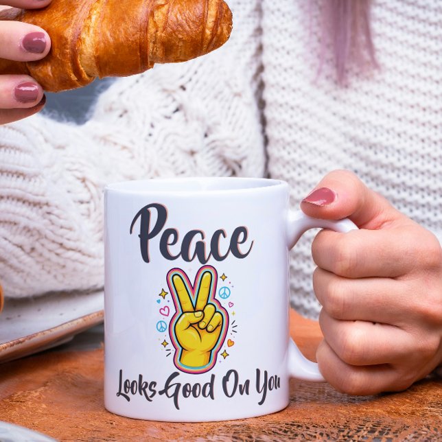 Mug Peace Looks Good on You – Positive Vibes Graphic (Créateur téléchargé)