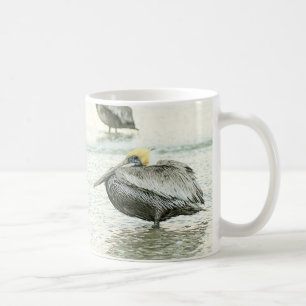 Mug Pélican reposant sur une plage de sable de Floride