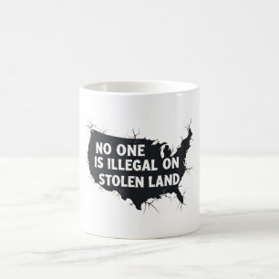 Mug PERSONNE N'EST ILLÉGAL SUR UN TERRITOIRE VOLÉ - An
