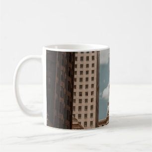 MUG PERSONNES MARCHANT DANS LA RUE PRÈS DES BÂTIMENTS