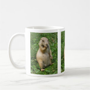 Mug Petit chien de prairie debout dans l'herbe manger