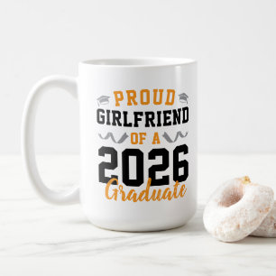 Mug Petite amie fière d'un parti de remise de diplôme