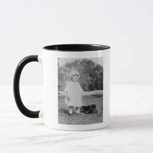Mug Petite fille avec le chariot de jouet