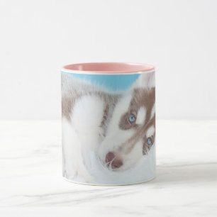 Mug Petite marionnette Husky posée sur une couverture