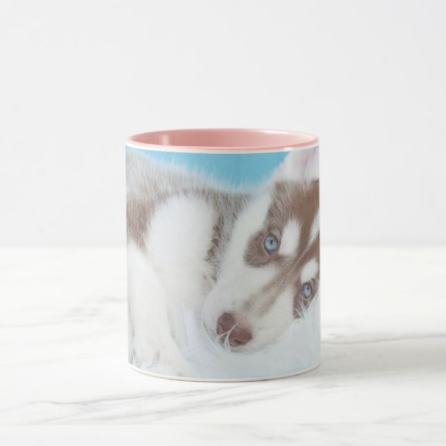 Mug Petite marionnette Husky posée sur une couverture (Centre)