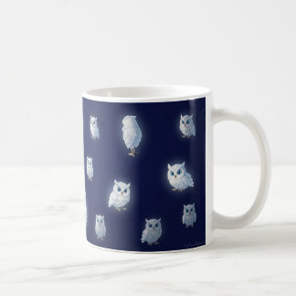 Mug Petits hiboux blancs sur fond bleu foncé 
