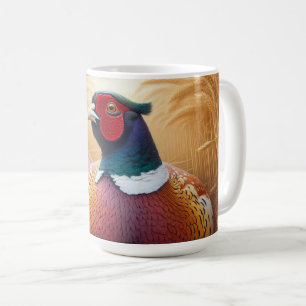 Mug Pheasant reposant dans un champ de blé d'or