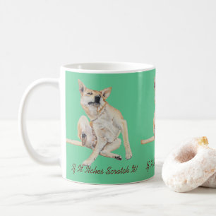 Mug photo amusante de démangeaisons de chien grattant 