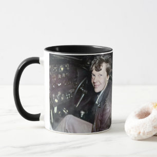 Mug Photo candide d'Amelia Earhart dans le cockpit d'u