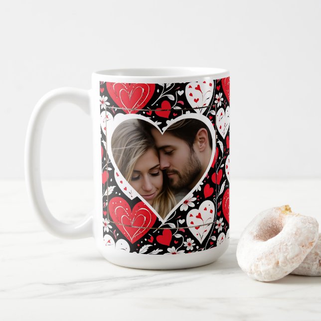 Mug Photo de Coeurs et Fleurs rouges, noirs et blancs (Avec donut)