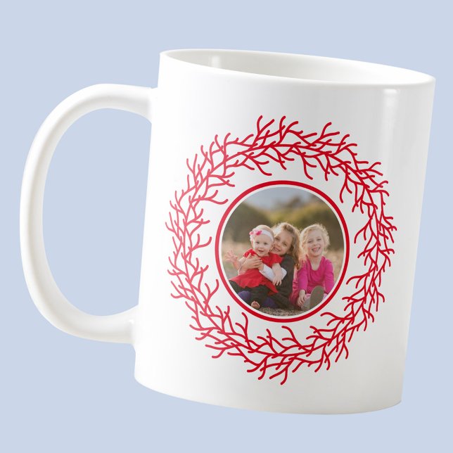 Mug Photo de couronne rouge et blanche (Photo modern Scandinavian red and white wreath holiday keepsake mug)