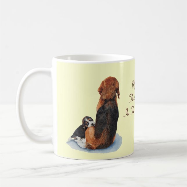 Mug photo de mignon chiot beagle chien de maman en câl (Gauche)