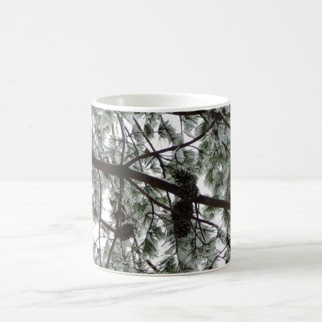 Mug Photo hivernale sous le pin couvert de neige (Centre)