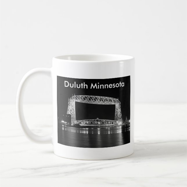 Mug Photo noire et blanche de pont d'ascenseur aérien (Gauche)