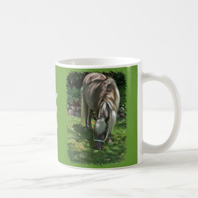 Mug Photographie de poney de Shetland frôlant sur la (Droite)
