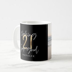 Mug Photographie de scénario moderne de 21 ans en noi