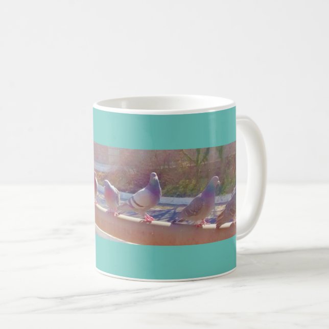 Mug Pigeons dans une rangée sur un pont (Devant droit)