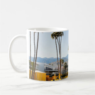 Mug Piscine près des palmiers le matin