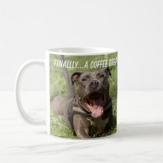 Mug Pitbull dans l'herbe