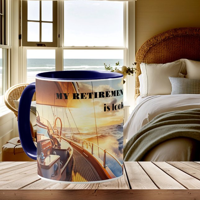 Mug Plan de retrait des voiliers Océan (Mug featuring a sailboat on the ocean at sunset. A great gift for a sailor/captain or retiree)