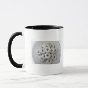 Mug Plan rapproché des beignets en poudre dans un plat