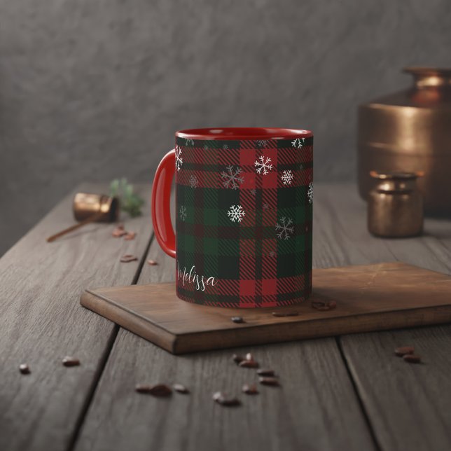 Mug Plat Noël Flammes de neige de Noël Rouge et Vert (Christmas Holiday Plaid and Snowflakes Personalized Two Tone 11oz Coffee Mug)