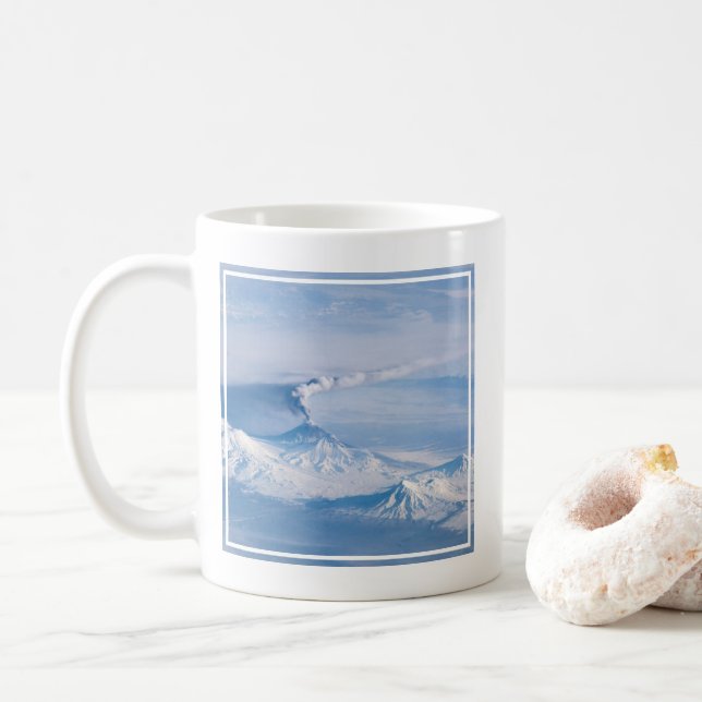 Mug Plume Émanant Du Volcan Kliuchevskoi. (Avec donut)