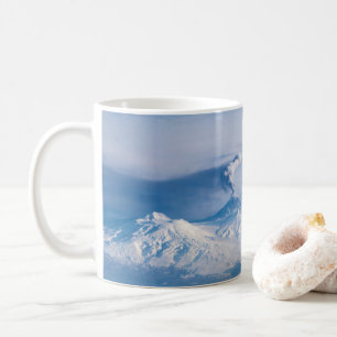 Mug Plume Émanant Du Volcan Kliuchevskoi.