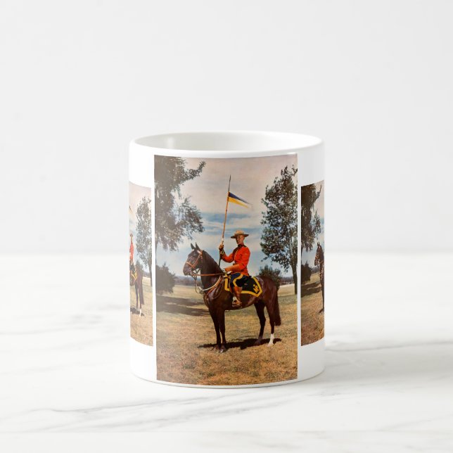 Mug Police montée par Canadien royal (Centre)