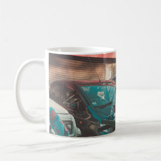 MUG POMMES DE VENTE D'HOMME PRÈS DES VOITURES PARKÉES
