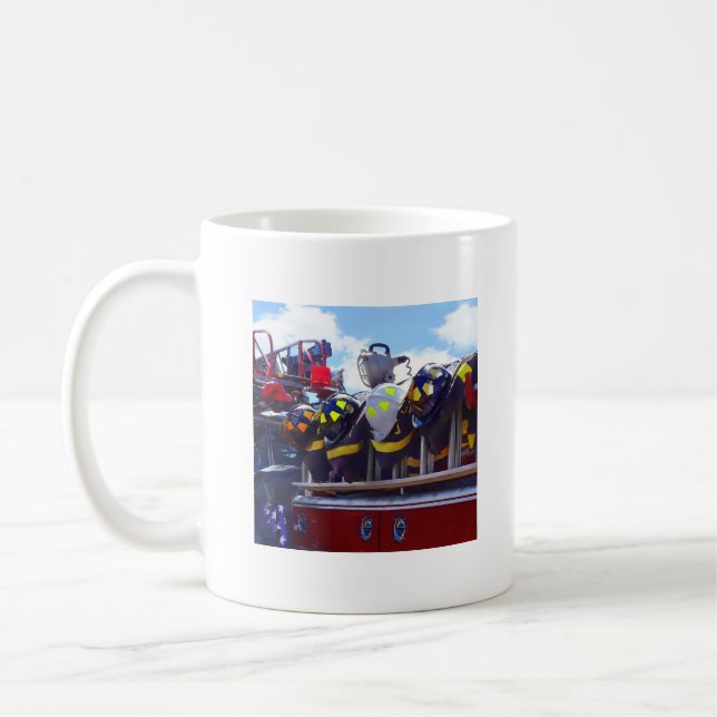 Mug Pompiers - Casque sur camion-pompier (Gauche)