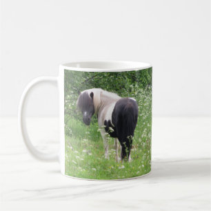 Mug Poney paint noir et blanc dans l'herbe et les fleu