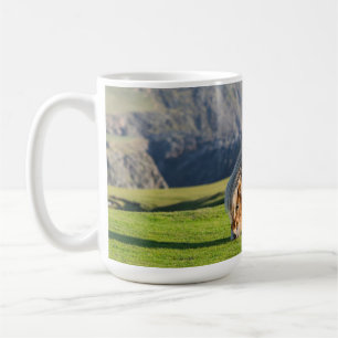 Mug Poney Shetland dans un pâturage près de hautes fal
