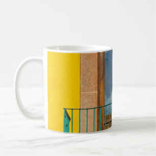 Mug Porte en bois bleu sur bâtiment en béton jaune