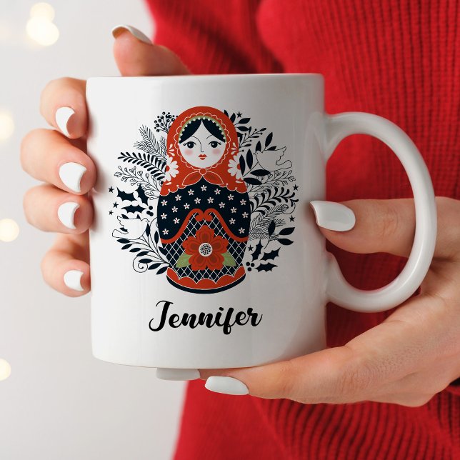 Mug Poupée d'imbrication personnalisée Matryoshka (A pretty Christmas Matryoshka doll decorates this mug, personalize it for Christmas.)
