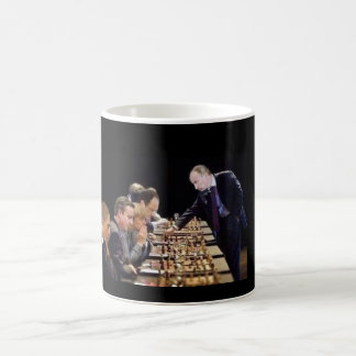 Mug Poutine joue aux échecs
