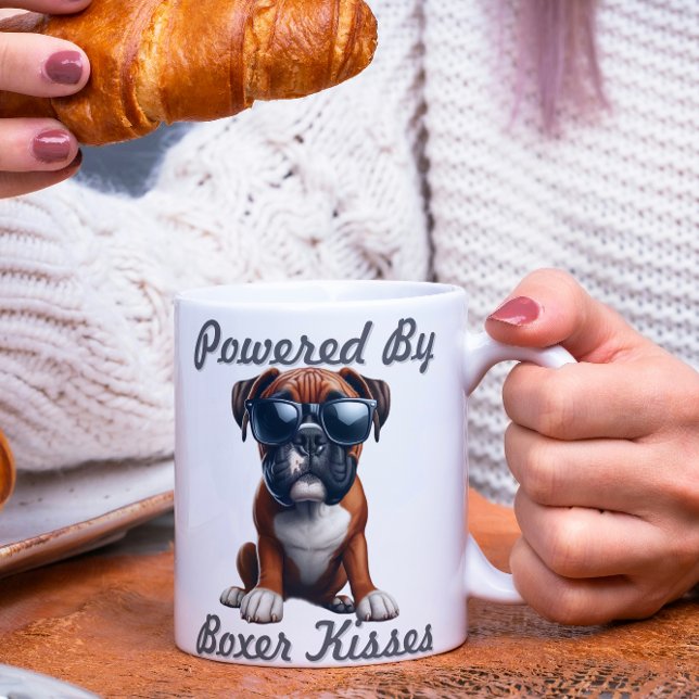 Mug Powered by Boxer Kisses – Funny Boxer Dog Graphic (Créateur téléchargé)