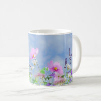 Pré avec de beaux fleurs sauvages pastel