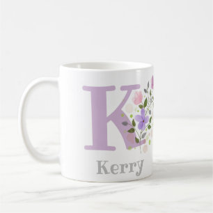 Mug Première initiale plus nom Kerry avec des fleurs