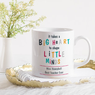 Mug Prend un grand coeur de la typographie colorée Per