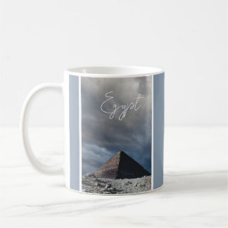 Mug Pyramide antique avec ciel orageux, Égypte