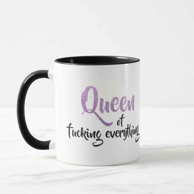 Mug Queen of f*cking tout ! Noir et pourpre (Gauche)