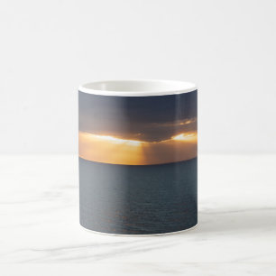 Mug Rayons dorés du coucher de soleil perçant les nuag
