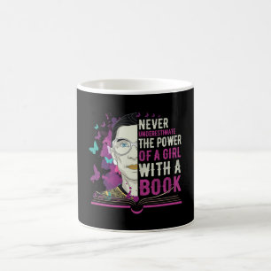 Mug RBG Ne sous-estime jamais la fille avec un livre