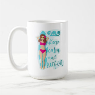 Mug Restez calme et surf sur la brune fille