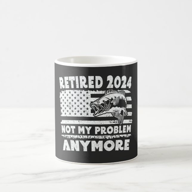 Mug Retraité 2024 Pas mon problème Plus drôle Pêche (Centre)