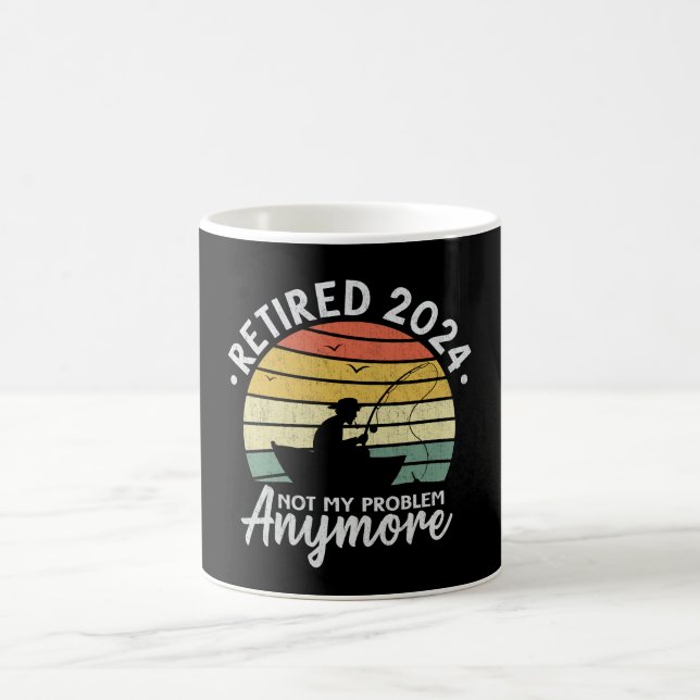 Mug Retraité 2024 Pas mon problème Plus drôle Pêche (Centre)